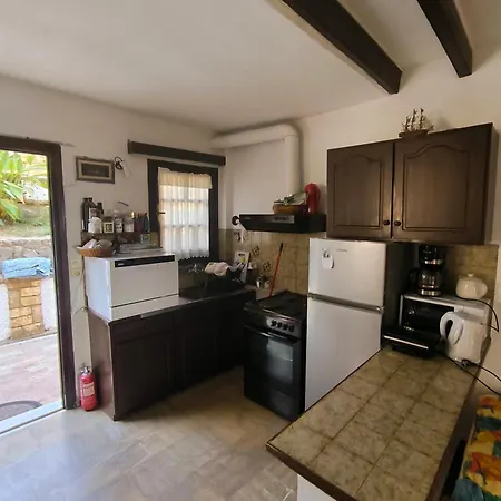 Beachfront Romantica Place Ground Floor شقة